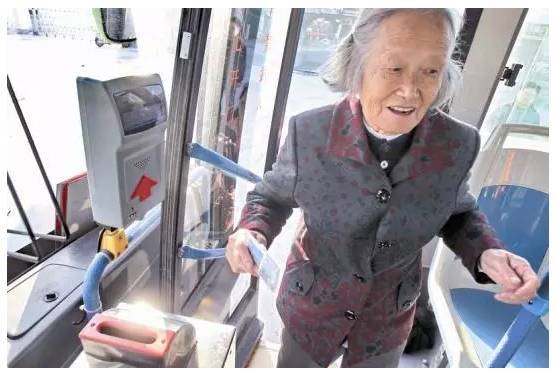 江蘇65歲老人可以免費乘車嗎