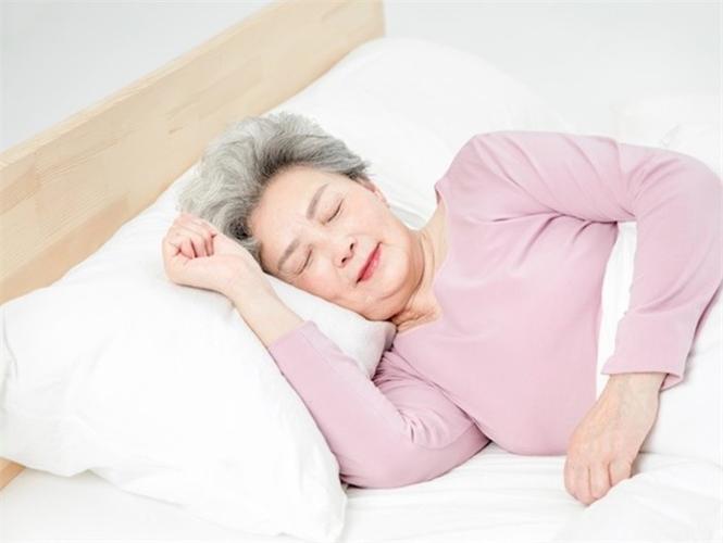 老人保持良好睡眠的5大注意事項（老年人如何确保高質量的睡眠）1