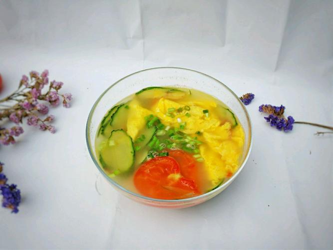 西紅柿雞蛋老黃瓜湯做法（好吃到模糊的老黃瓜西紅柿湯）1