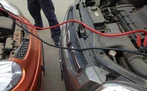 汽車蓄電池沒電了打不燃火怎麼辦（如何解決汽車蓄電池沒電了打不着火）1