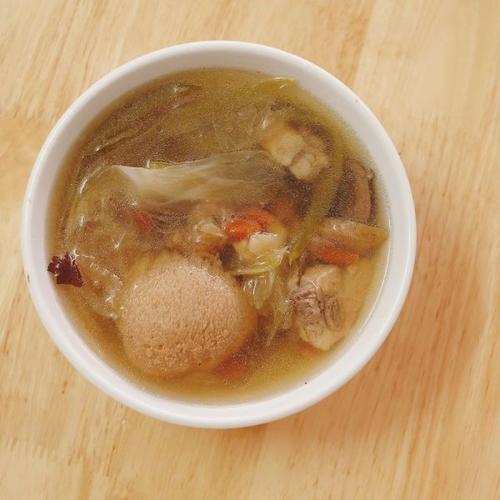 銀耳猴菇煲湯的做法（大廚教我的猴頭菇炒銀耳的做法）1