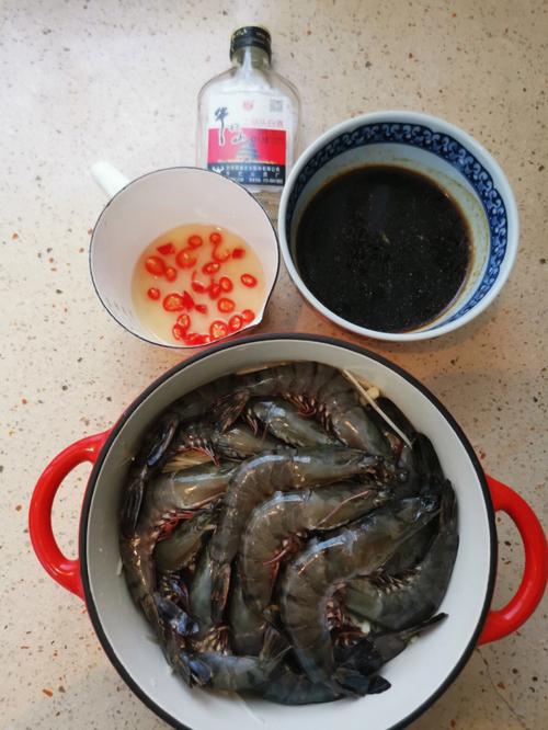 胡椒黑虎蝦做法鮮爆你的味蕾（黃油蒜香黑虎蝦）1