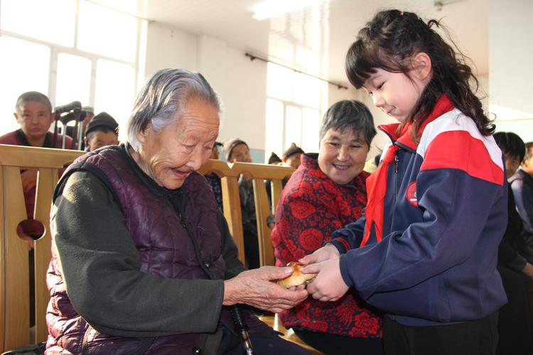 關愛老人發揚中華傳統美德