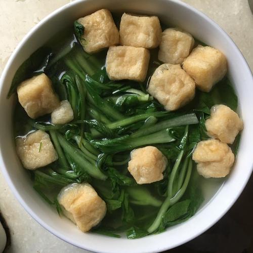 炖青菜油豆腐的家常做法（如何做炖青菜油豆腐）1