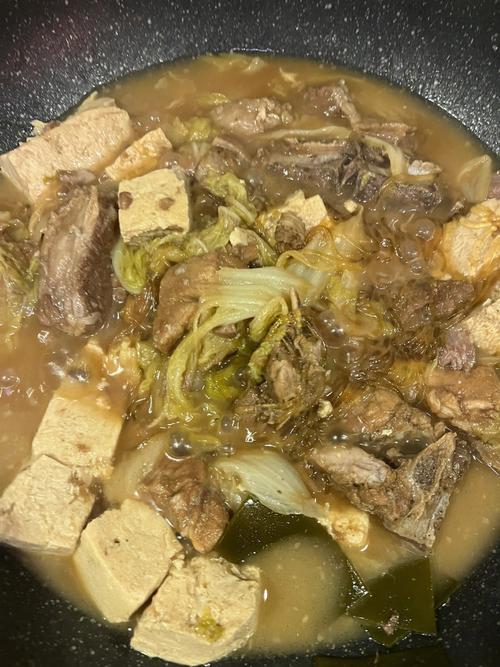 東北白菜炖凍豆腐湯做法（1塊豆腐鍋裡一炖）1