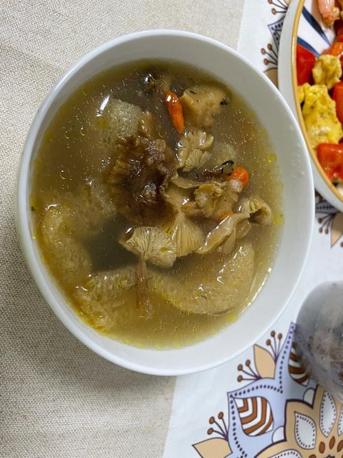 蘑菇煲雞湯的正确方法（蘑菇煲雞湯簡單做法）1