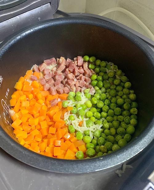 電飯煲豌豆香腸焖飯的做法（如何做電飯煲豌豆香腸焖飯）1