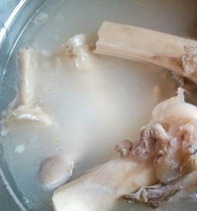 羊肉湯骨頭湯裡白色的主要是什麼（羊湯為什麼會變白）1