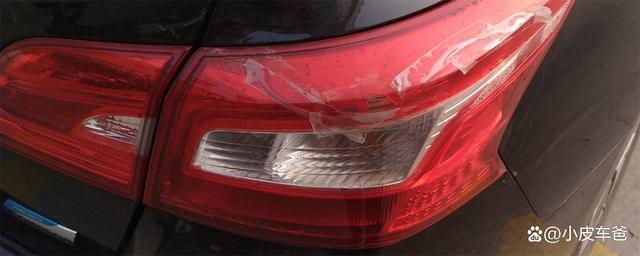 汽車尾燈燈罩自己裂了什麼原因