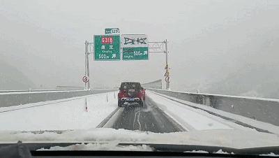 雅西高速下雪封路（雅西高速因下雪交通管制）1