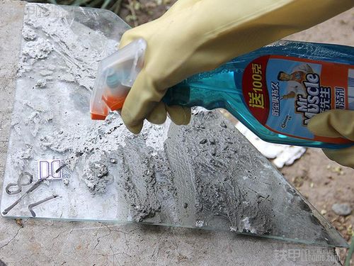 玻璃上的水泥砂漿如何清除（玻璃上的水泥砂漿清除的方法）1