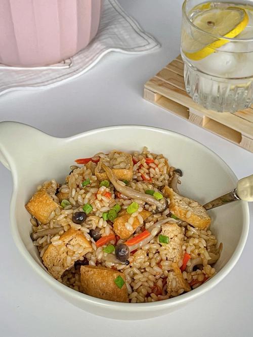 蘑菇糙米焖飯如何做（蘑菇糙米焖飯做法）1