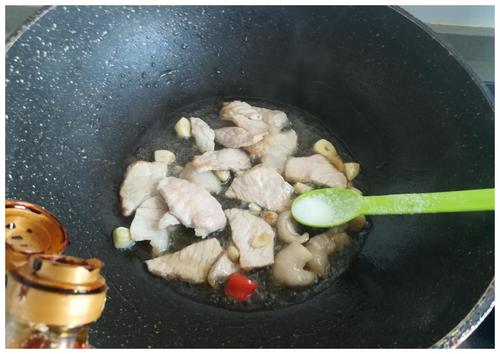 炒肉片粘鍋（炒肉片為什麼粘鍋）1
