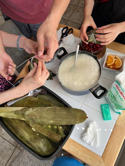 中華傳統節日端午節包粽子