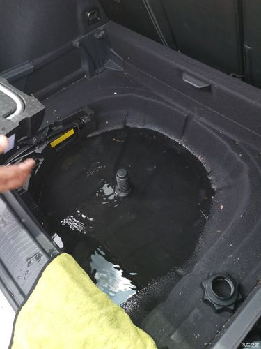 汽車下面的排水孔在哪