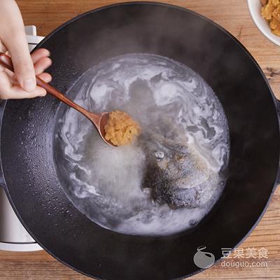 三文魚頭湯簡單做法（三文魚頭湯美食台）7