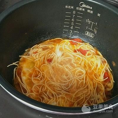 小電飯鍋怎麼做西紅柿雞蛋面（電飯煲番茄雞蛋面）7
