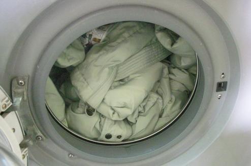 羽絨服可以放滾筒洗衣機裡漂洗嗎（羽絨服可以放在滾筒洗衣機裡面洗）3