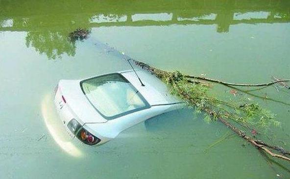 專家談汽車掉入水中如何自救