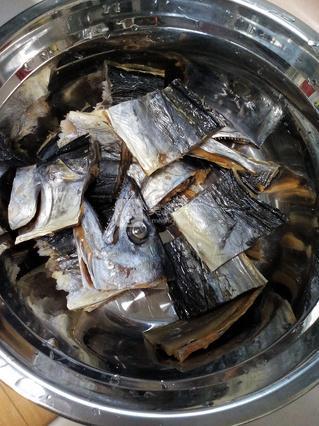 鹹鲅魚的煎制方法（煎鲅魚幹的做法）4