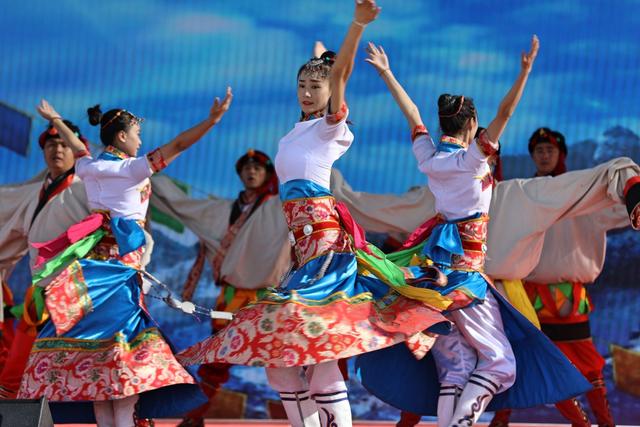 藏族舞蹈是你喜歡的舞蹈風格嗎（充滿了動感活力的藏族舞蹈為何那般感人）4
