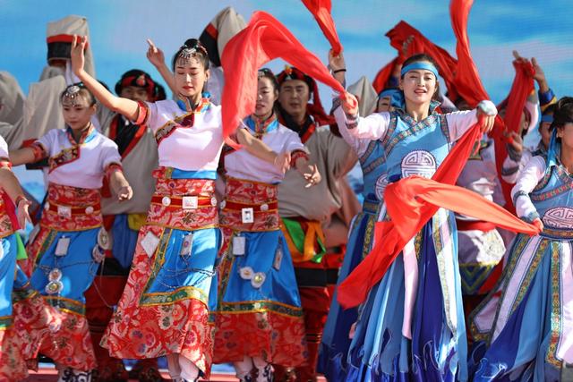 藏族舞蹈是你喜歡的舞蹈風格嗎（充滿了動感活力的藏族舞蹈為何那般感人）3