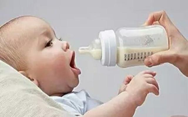 寶寶吃奶的時候哭鬧是怎麼回事