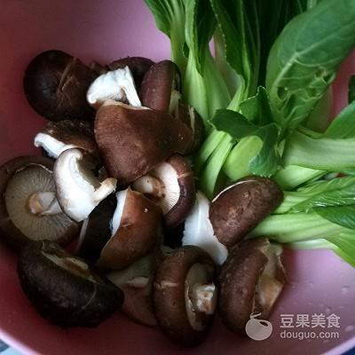 油菜炖豆腐的家常做法（蚝油香菇油菜的做法）2