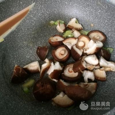 油菜炖豆腐的家常做法（蚝油香菇油菜的做法）5
