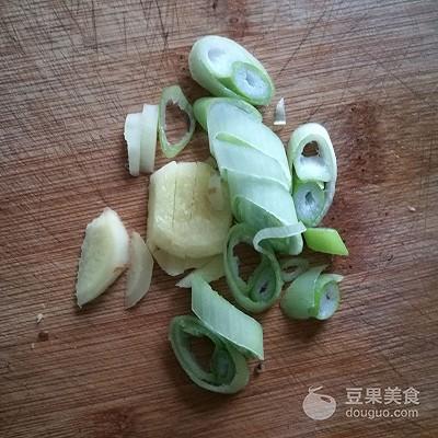 油菜炖豆腐的家常做法（蚝油香菇油菜的做法）3