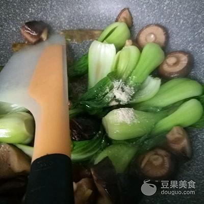 油菜炖豆腐的家常做法（蚝油香菇油菜的做法）8