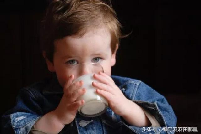 一歲以上喝配方奶好還是純牛奶好（1歲後的寶寶到底喝哪個更好）2