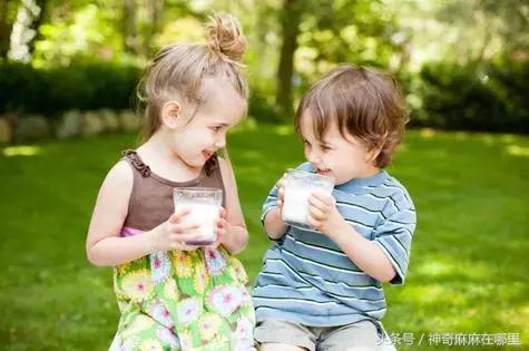 一歲以上喝配方奶好還是純牛奶好（1歲後的寶寶到底喝哪個更好）10