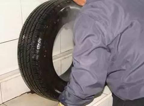 汽車輪胎紮釘子要不要拔出來（汽車輪胎被釘子紮了）4