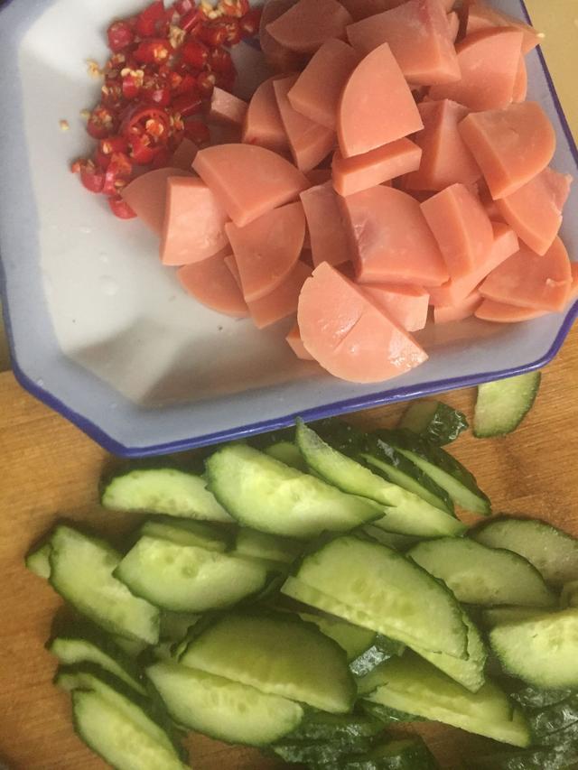 西紅柿炒白菜火腿腸（美味晚餐-西紅柿炒蛋和黃瓜炒火腿腸）2