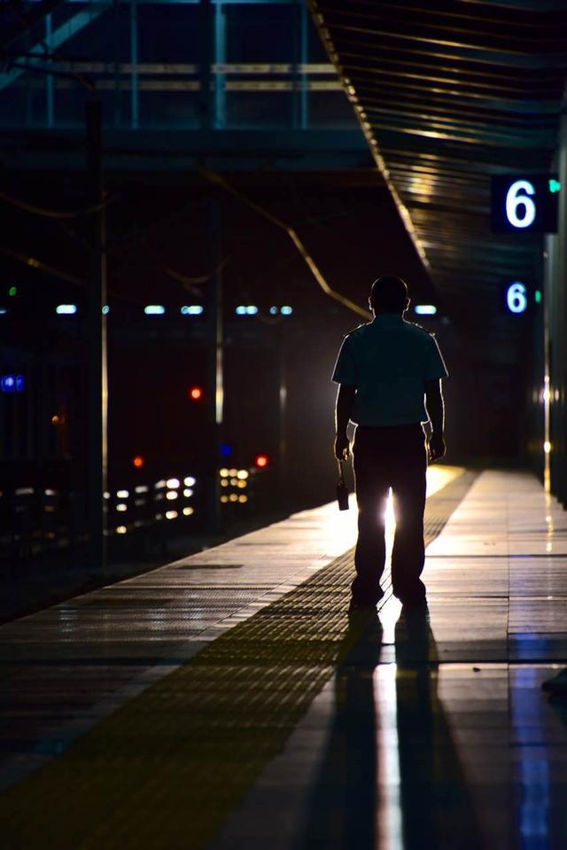 呼和浩特火車站背景圖（夜幕下的呼和浩特東火車站美到讓你窒息）2