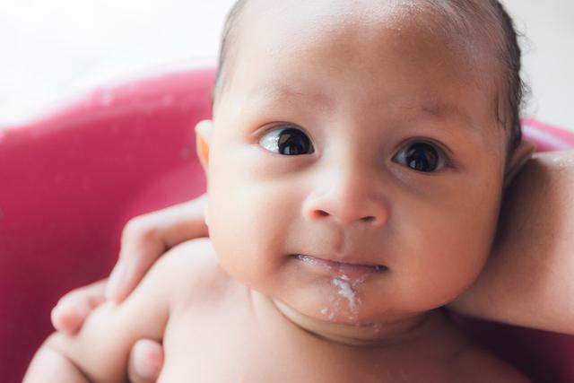 寶寶喝乳清蛋白奶粉過敏怎麼辦（全奶粉寶寶的可怕噩夢）2