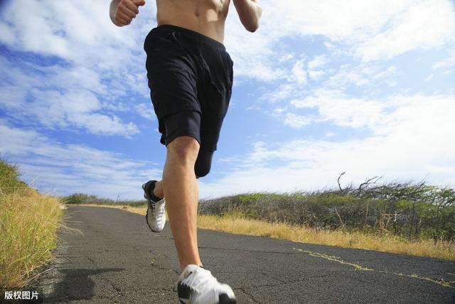 跑步前最有效的熱身運動（簡單易行的跑步熱身法）1