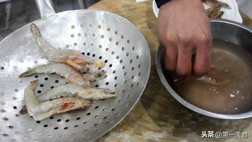 蒜蓉大蝦的家常做法最正宗的（廚師長教你在家做蒜蓉大蝦）2