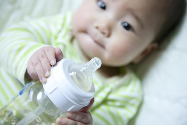 怎麼樣讓寶寶戒掉奶瓶直接喝母乳（如何讓戒母乳的寶寶順利适應奶瓶）4
