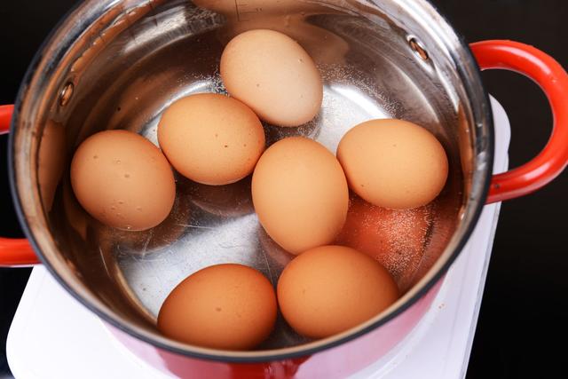 蛋殼有破損怎麼煮雞蛋（煮雞蛋時蛋殼總是裂開）1