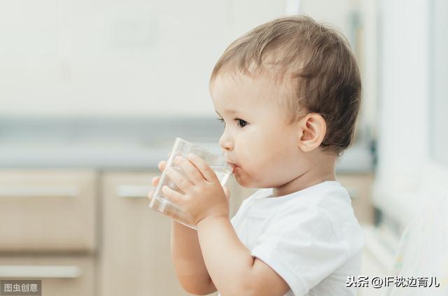 成人喝多少水能造成水中毒（水并不喝的越多越好）2