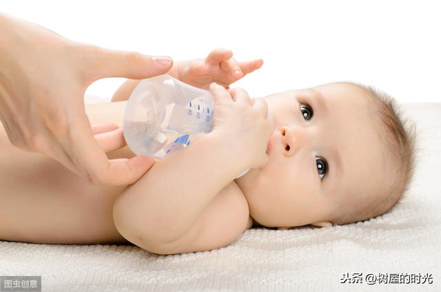 寶寶多大不建議用奶瓶喝奶（寶寶多大可以自己拿奶瓶喝奶）4