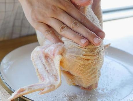 用什麼方法做鹽焗雞（簡單好做還美味的鹽焗雞）3