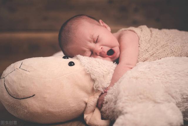 新生兒總是吐奶睡不踏實（新生兒老是吐奶）5
