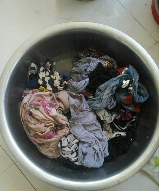 洗衣液洗過的衣服還需要清洗嗎（衣服不是穿壞而是被洗壞的）4