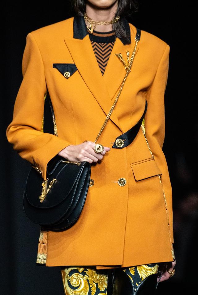 salvatore ferragamo西裝（用Versace的金色别針開啟回到九十年代的時光機）16