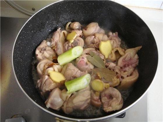 栗蘑炖雞腿的做法（在家制作榛蘑炖雞腿肉）2