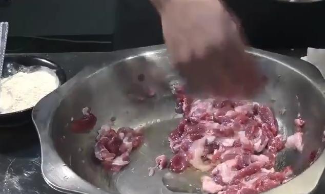蔥爆羊肉怎麼做才能使肉更嫩（蔥爆羊肉最好吃家常做法）5