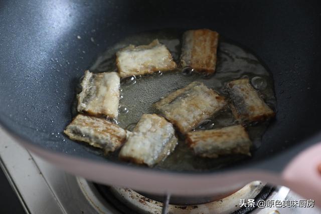 紅燒帶魚怎麼做起來簡單但又好吃（紅燒帶魚這樣做）8